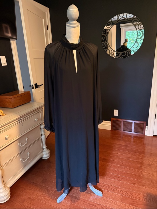 Wilfred Dresses & Skirts - Wilfred Black Long-Sleeve Gallerina Maxi Dress with Keyhole Front